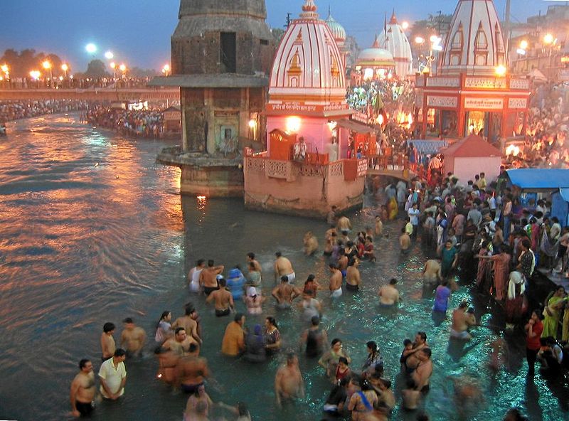 File:Evening prayers at Har-Ki-Pairi Ghat in Haridwar.jpg