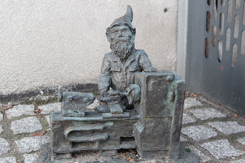 File:Fatus (Lathe operator) Wroclaw dwarf 02.JPG