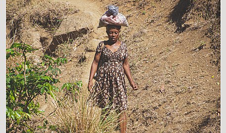 Une femme de la paysanne haïtienne venant du marché. Photographe : Deewoy1