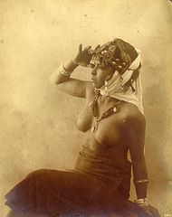 Femmes Ouled Nails. Tirage albuminé d'époque. Circa 1870. 21 x 27 cm..jpg