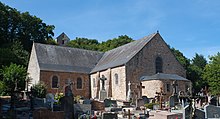 En liten romansk kirke ved foten av en høyde.