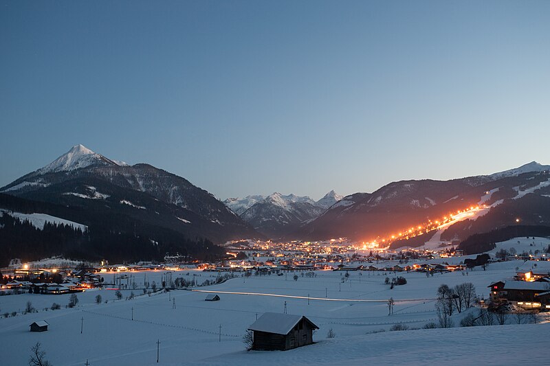 File:Flachau bei Nacht.jpg