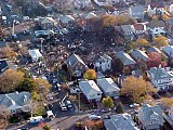 מטוס נוסעים של חברת אמריקן איירליינס מסוג איירבוס A300 מתרסק בשכונת מגורים ברובע קווינס בניו יורק.