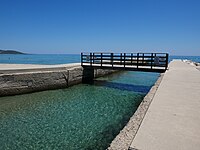 Foce del rio Santa Caterina e Stagno Longu che divide questa spiaggia da quella di Su Tiriarzu