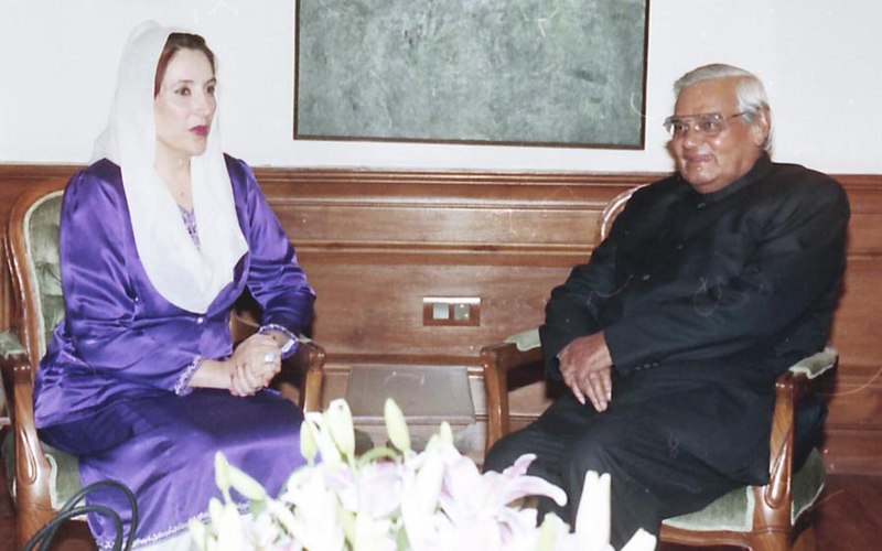 File:Former Prime Minister of Pakistan Ms. Benazir Bhutto calls on the Prime Minister Shri Atal Bihari Vajpayee in New Delhi on December 12, 2003.jpg