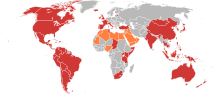 Mappa del mondo, con i paesi che trasportano FNC terrestre in rosso e fornitori di servizi satellitari in arancione