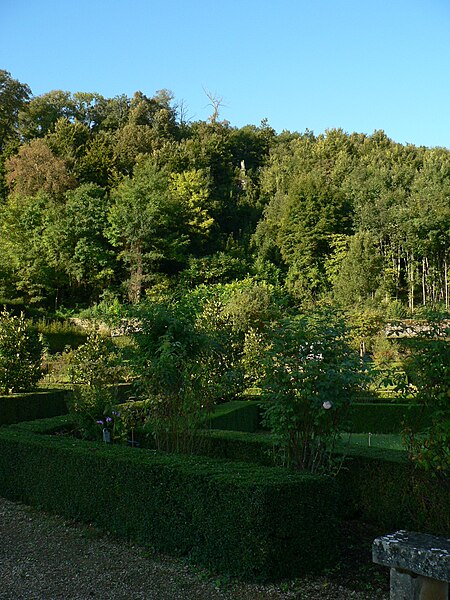 File:Fr21 Bussy rabutin Terrasse-NO Parterres Vue vers O et Jupiter P1290637.JPG