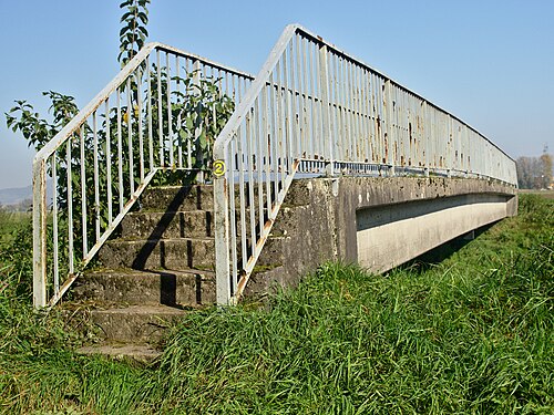 Brücke für Fussgänger über Fluss, Lorsch, Deutschland