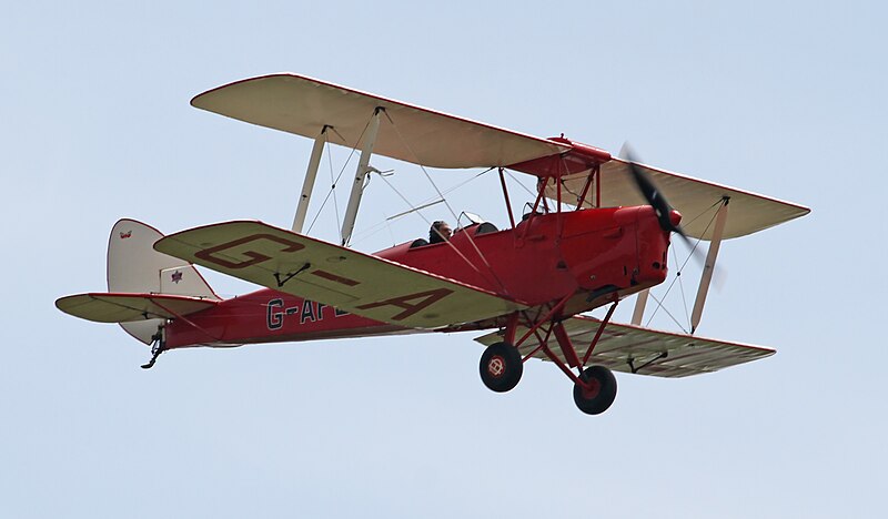 File:G-APLL Tiger Moth (27888213837).jpg