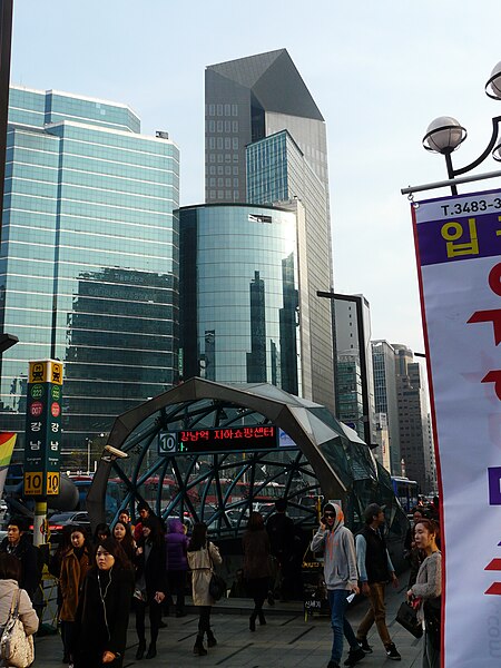 Fail:Gangnam station entrance 10 March 2013.jpg