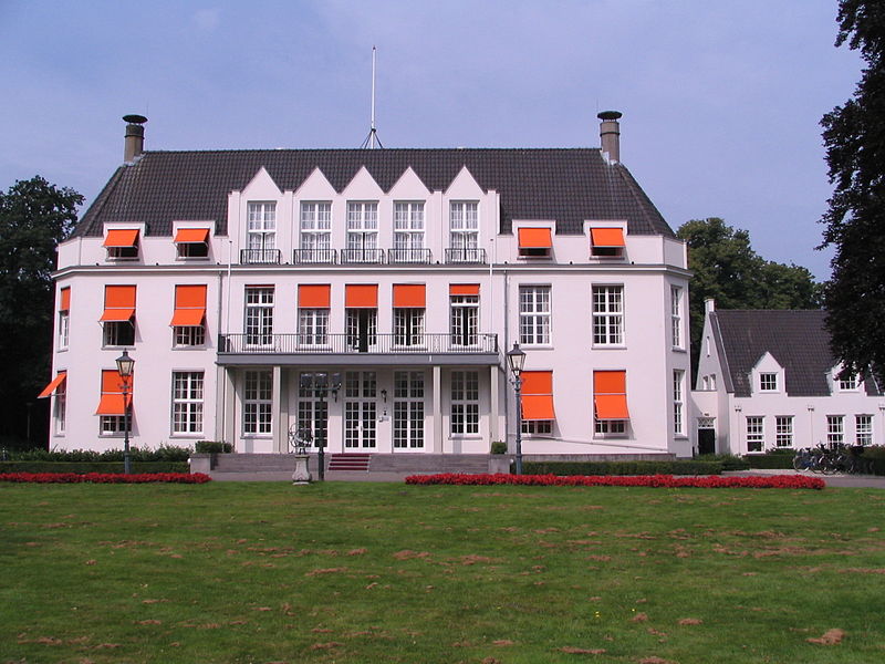 File:Gemeentehuis-bilthoven-b-2012.jpg