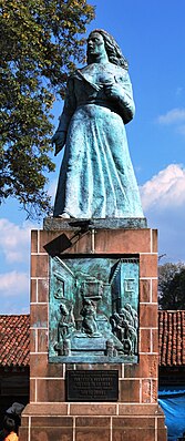 Памятник в честь Хертрудис Боканегры на площади, носящей её имя, в центре Пацкуаро (Мичоакан).