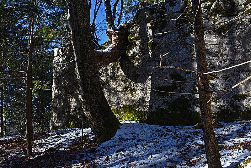 File:Glanz castle.jpg