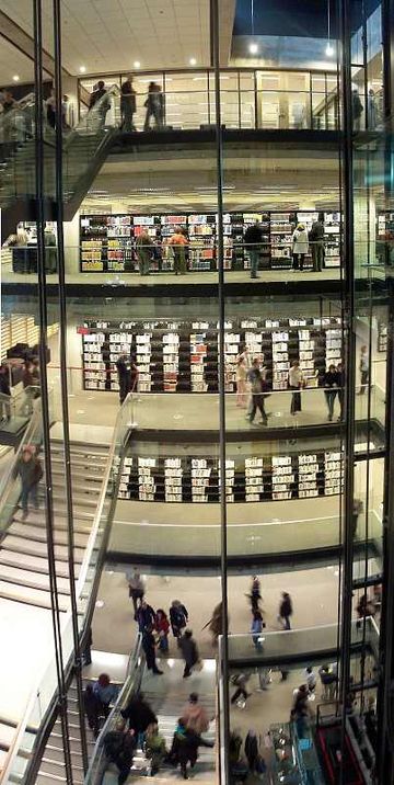 Point de vue des six niveaux de la Grande Bibliothèque.