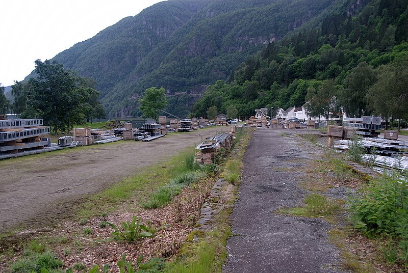 File:Granvin Station area 2.jpg