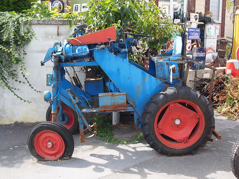 File:Grape-vine tractor pic-009.JPG