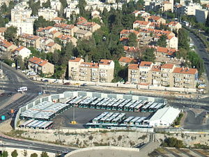 חניון "אגד" בשדרות הרצל בירושלים (לשעבר: מוסך וחניון "המקשר"); מאחוריו: "שיכון המקשר" (במבט ממלון קראון פלזה).