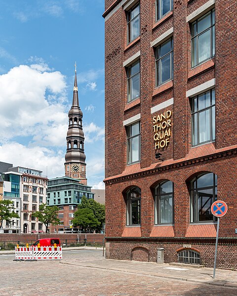 File:Hamburg, Speicherstadt, Kannengießerortbrücke, Block P (und Katharinenkirche) -- 2016 -- 3002.jpg