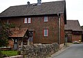 Höchst i.Odw. - Dusenbach / Mainstraße 52, vor dem Haus ein gemauerter Backofen