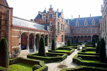 Inner courtyard of Margaret of Austria's Palace Hof van Margareta.JPG