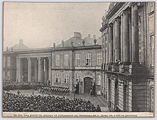 30 January: The proclamation of Frederik VIII as King of Denmark. Hs. Maj. Kong Frederik VIII udbringer ved Proklamationen paa Amalienborg den 30. Januar 1906 et Leve for Faedrelandet.jpg