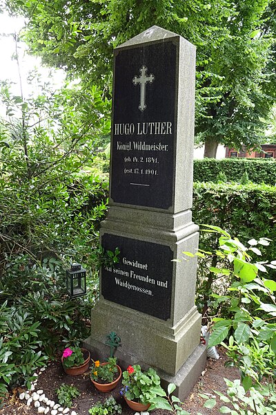 File:Hugo Luther, königlicher Wildmeister - Friedhof Alt-Buckow.JPG