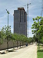 Vista del edificio en obras en el contexto de la zona.