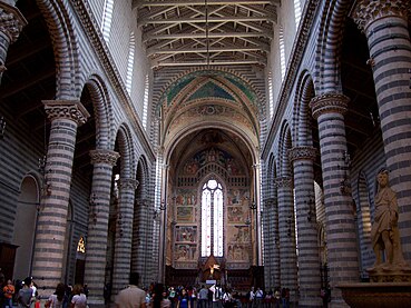 A nave da Catedral de Orvieto, Itália, tem dois estágios: a arcada e janelas do clerestório simples, separadas por uma cornija.