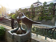 Sculpture derrière un onsen.