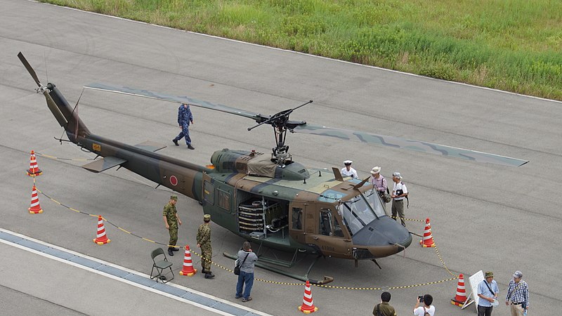 File:JGSDF UH-1J(41894) right front top view at Amagasaki Port July 9, 2017 03.jpg