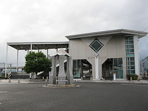 JRKyushu-Nagasaki-Hauptstrecke-Yoshinogari-Koen-Station-Südeingang-20091101.jpg