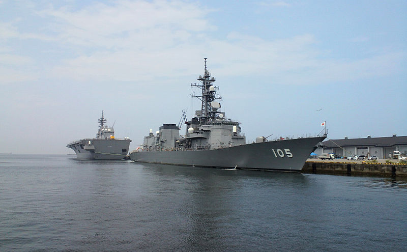 File:JS Inazuma and JS Ise berthed at Ōita, -22 Jul. 2012 b.jpg