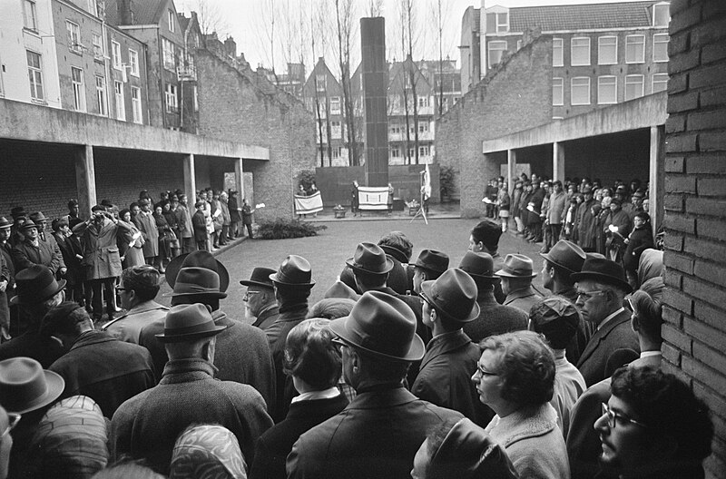 File:Jaarlijkse herdenking van nazi-slachtoffers in de Hollandsche Schouwburg, Amst, Bestanddeelnr 922-3016.jpg