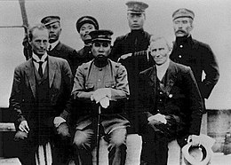 Photographie en noir et blanc d'un groupe d'hommes posant pour le photographe.