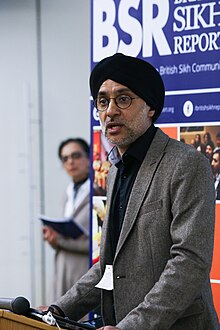 Jaz Ray, Sikh Recovery Network-ning raisi, UK Parliament.jpg-da nutq so'zlamoqda
