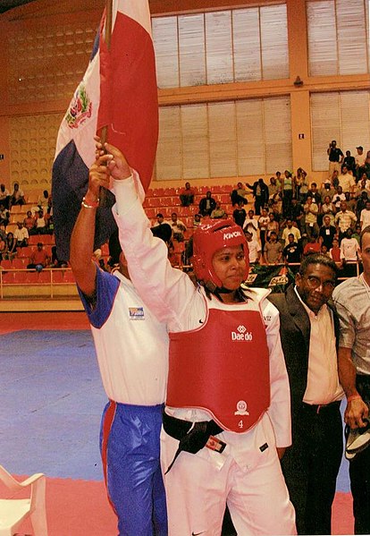 File:Juegos Panamericanos de 2003 - Gina María Ruiz con la bandera dominicana 02.jpg