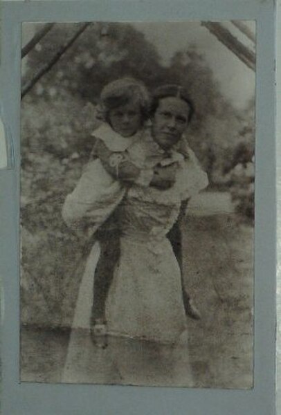 Julia and Aldous in 1898