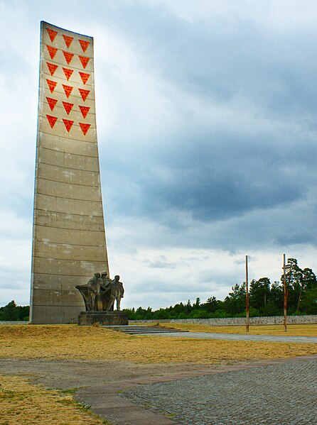 File:KZ Sachsenhausen - zentrales Mahnmal.JPG