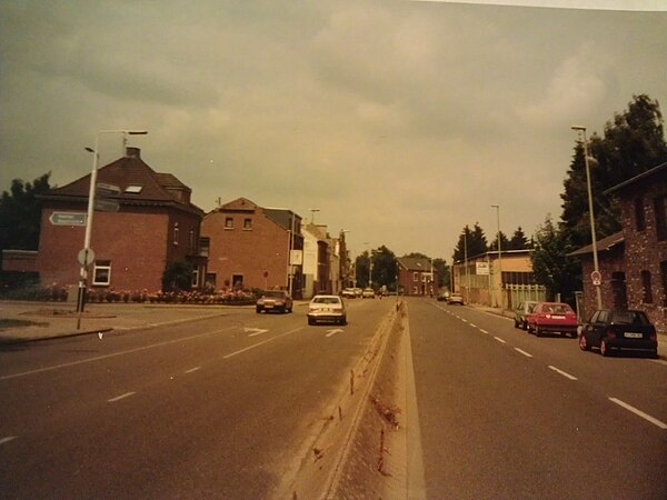 Nieuwstraat/Neustraße in 1993. At left is the Dutch side, at right the German side.