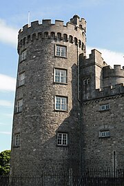 Ein großer runder Kastell-Eckturm einer Burg