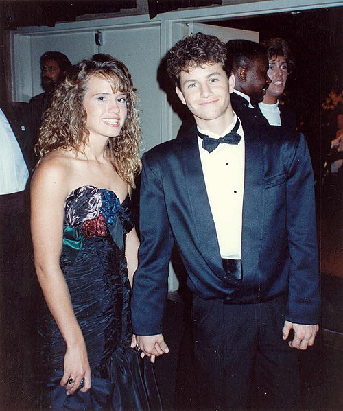 Ficheiro:Kirk Cameron at the 41st Emmy Awards.jpg