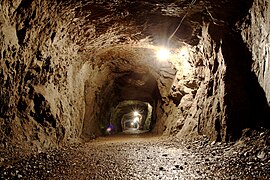 Salah satu terowongan Proyek Riese yang belum selesai di Pegunungan Burung Hantu, Silesia Bawah
