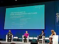 Kurienkardinal Peter Turkson, Bundeskanzlerin Angela Merkel und Wirtschafts­wissen­schaft­ler Tilman Brück im Rahmen einer Podiumsdiskussion