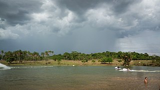 Lago em Santa Bárbara de Goiás.jpg