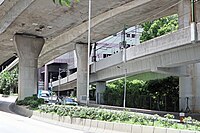 進入藍田站的架空路軌（2020年8月）