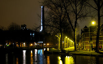 The Singel at night, showing the chimney of the Light Factory Leiden at night Maresingel.jpg