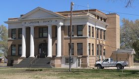 Lipscomb County, Texas, courthouse from SW 1.JPG