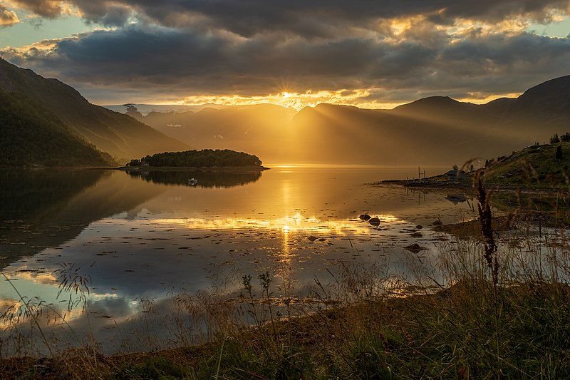 File:Low sunlight at Øksfjorden in Loppa, Troms og Finnmark, Norway, 2022 August.jpg