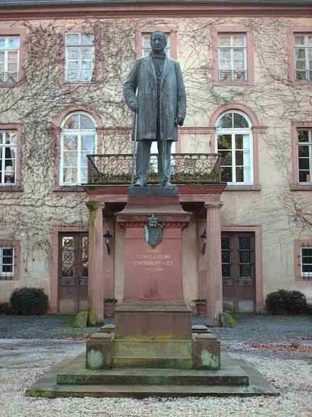 Monument of Prince Ludwig zu Solms-Hohensolms-Lich outside Lich Castle Ludwig zu Solms-Hohensolms-Lich.jpg