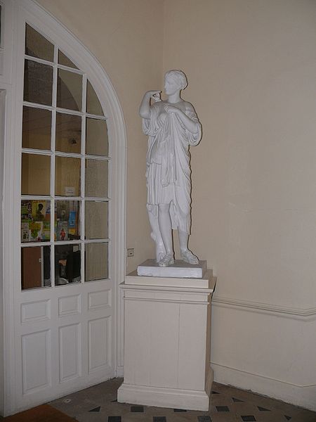 File:Lycée Fénelon (Paris) - statue.jpg